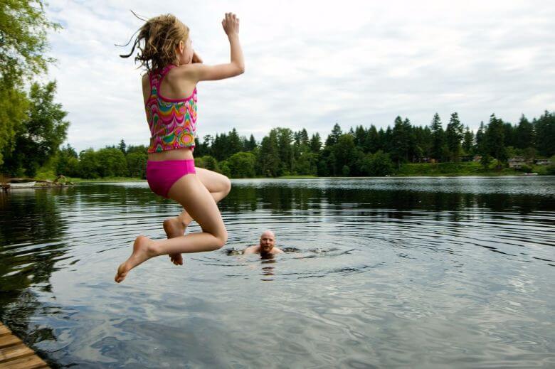 WAARSCHUWING: Spring met warm weer nooit zomaar in koud water