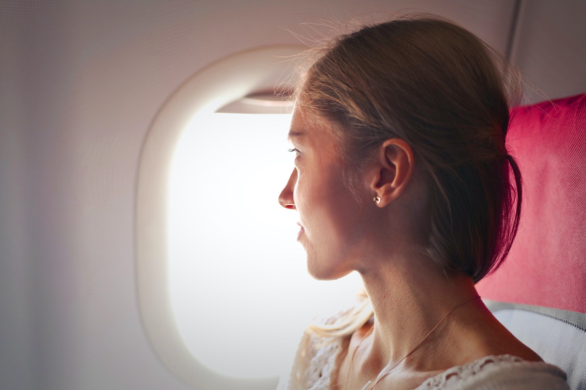 Stewardess onthult waarom ze altijd vliegtickets op de vijfde rij boekt