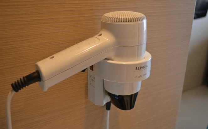 Dít is de reden waarom je beter niet de föhn uit je hotelkamer kan gebruiken