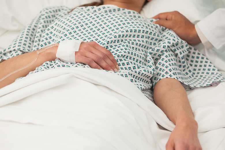 Vrouw wordt wakker na coronacoma van 7 weken en ontdekt iets spectaculairs