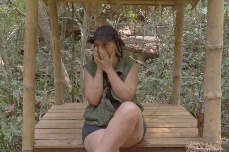 Eva Simons zit erdoorheen in Expeditie Robinson