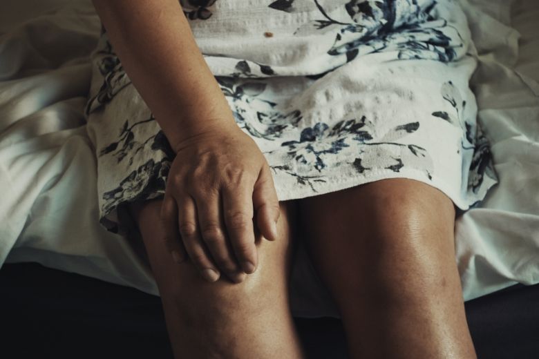 Heb je weleens last van knakkende knieën? Dit kan het betekenen