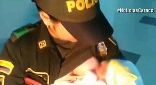 Mensen van over de hele wereld noemen haar een heldin! Ze aarzelt geen moment om in te grijpen. Wow, wat mooi!