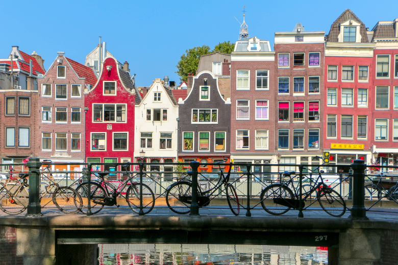 Kritiek op Blond Amsterdam servies met lachende Anne Frank