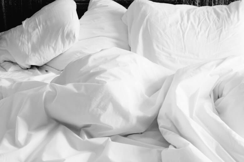 Dit is waarom jij je bed op zou moeten maken met natte lakens