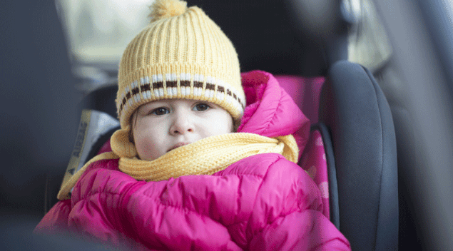 DIT is waarom het levensgevaarlijk is om je (klein)kind met een winterjas in het kinderzitje te snoeren!
