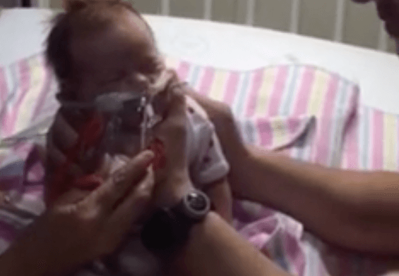 Moeder deelt video van ziek kindje; negeer deze gevaarlijke symptomen niet! Help mee met waarschuwen!