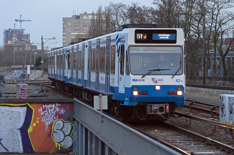 Bizarre beelden: metro schiet door stopblok en bungelt meters boven de grond