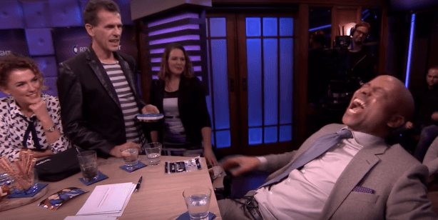 Humberto Tan voelt gillend van de pijn hoe een menstruatie kan voelen....!