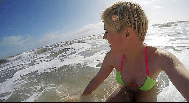 Deze vrouw denkt een lekkere duik in de zee te nemen, maar ze heeft geen idee wat er achter haar te zien is!