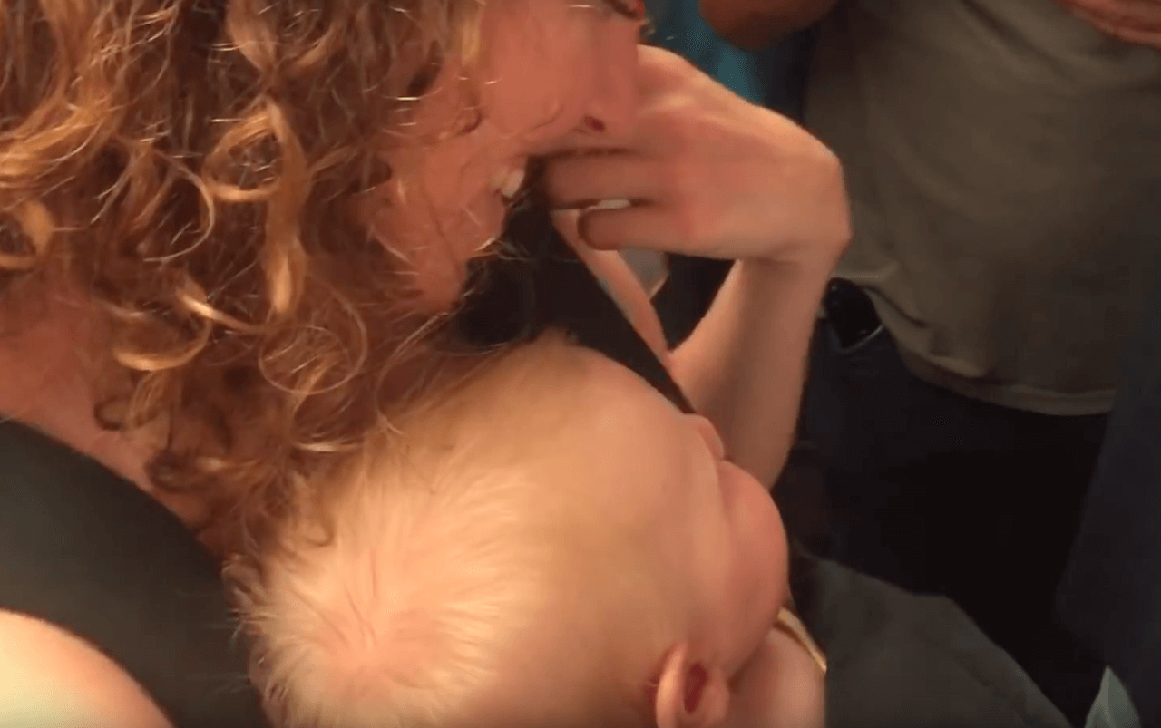 Dit is echt hilarisch! Een trein vol Feyenoord-fans komt een baby tegen, moet je zien wat er dan gebeurt!