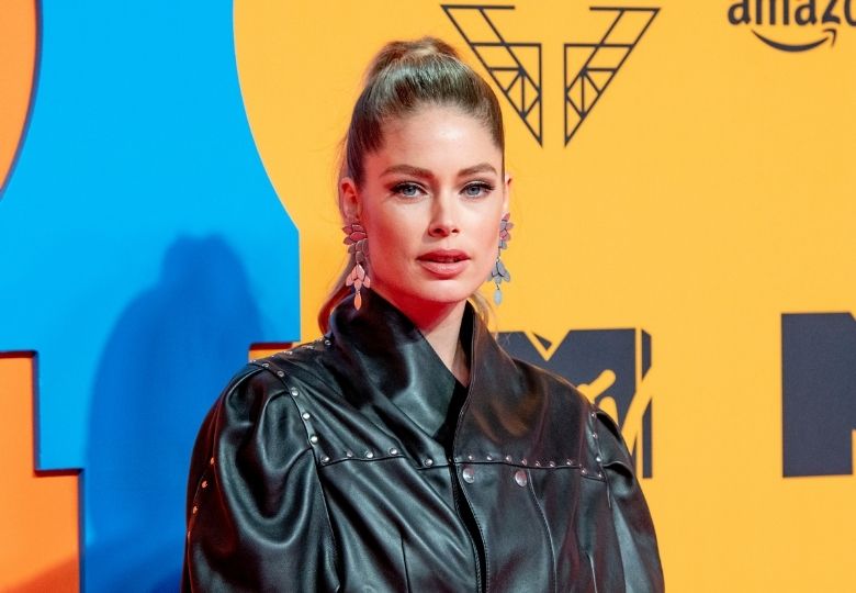 Doutzen Kroes onder vuur na delen video over coronavaccinatie