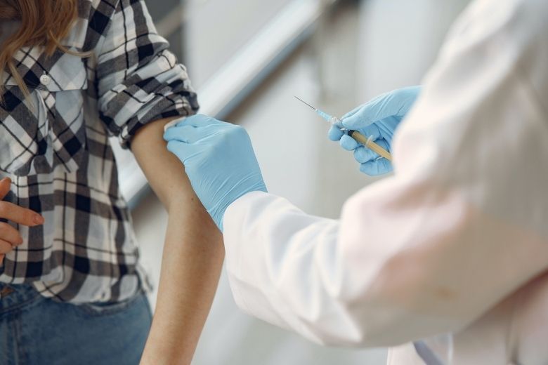 Minister De Jonge: 'Rond 4 januari kunnen we starten met vaccineren'