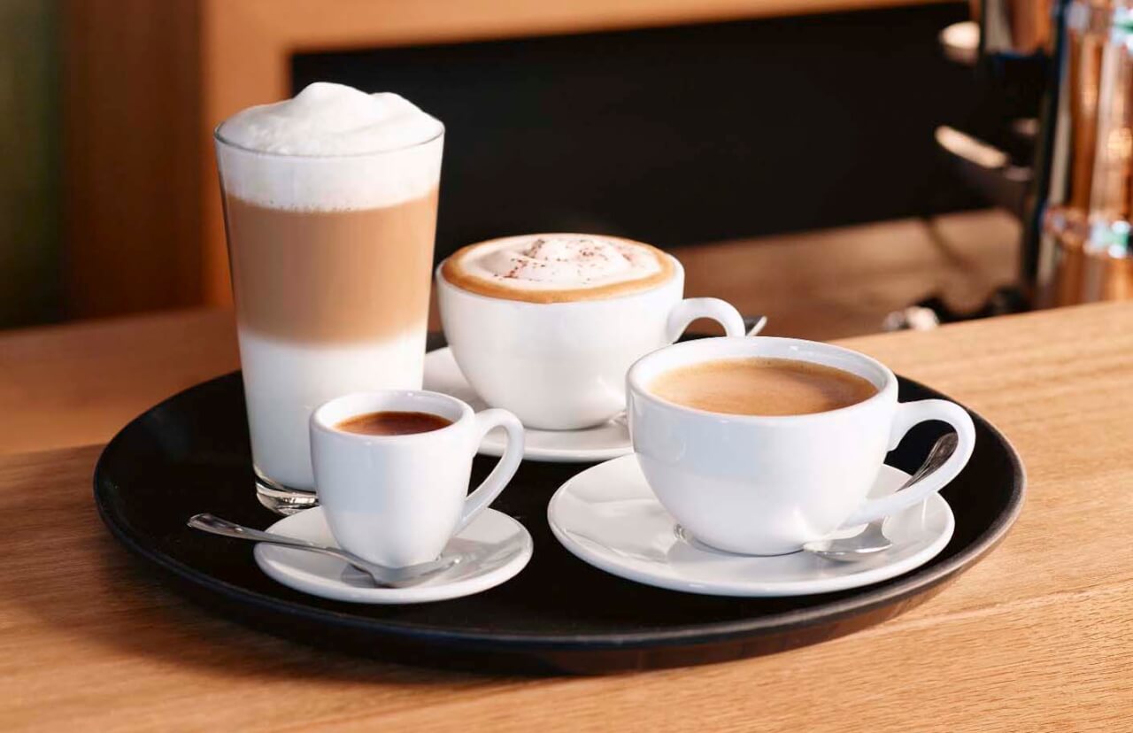 Goed nieuws voor alle koffieleuten: het drinken van koffie kan je lever mogelijk beschermen tegen alcoholschade! Gewoon door blijven drinken dus!