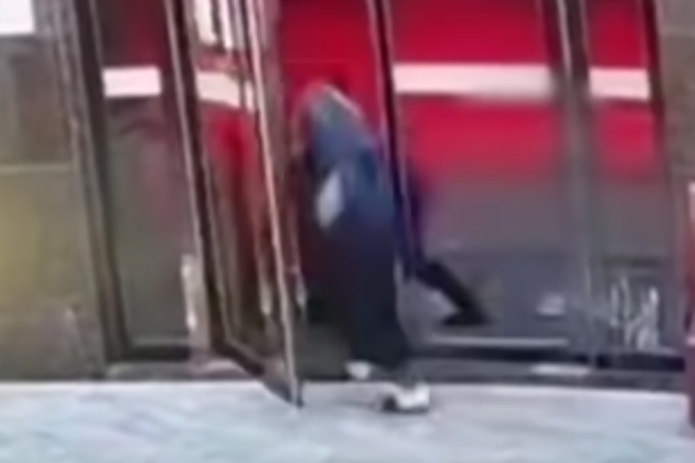 Man kruipt over de vloer, je zult niet geloven waarom