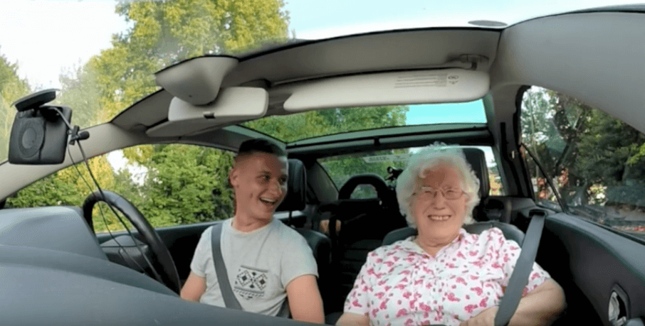 Deze Oma krijgt een hele leuke verrassing op haar 86e verjaardag! Wij huilen bijna mee!