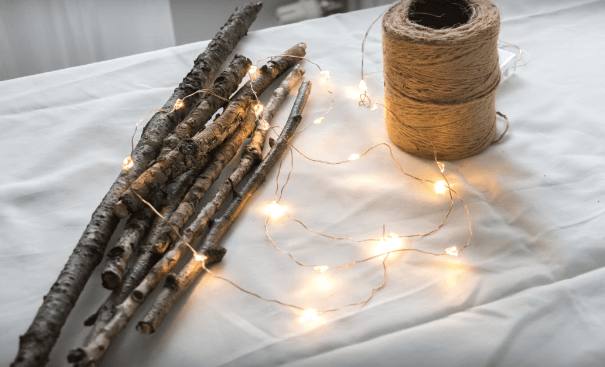 Van slechts een paar oude takken maakt ze de mooiste kerstdecoratie van het jaar! Dit is zo makkelijk!