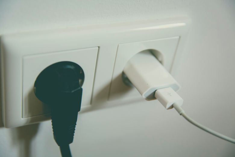Zoveel kost het je als je je oplader in het stopcontact laat zitten