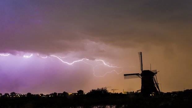 CODE GEEL: een knallend einde van de hittegolf! En het onweer is nog niet voorbij! Wat een mooie plaatjes!