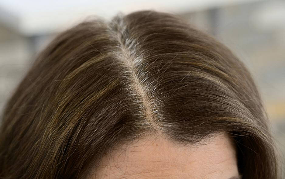 Vergeten je haar te verven? Dit last minute trucje verbergt je grijze uitgroei