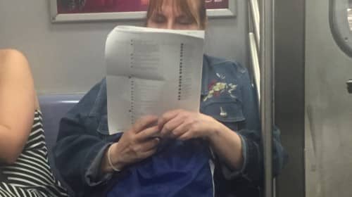 Kijk eens wat deze vrouw aan het lezen is in de Metro! Ken jij ook zo'n digibeet?
