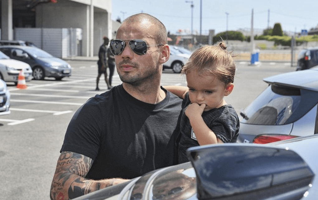 Té schattig: kleine Xess Xava steelt de show bij voetbalpresentatie Wesley Sneijder!