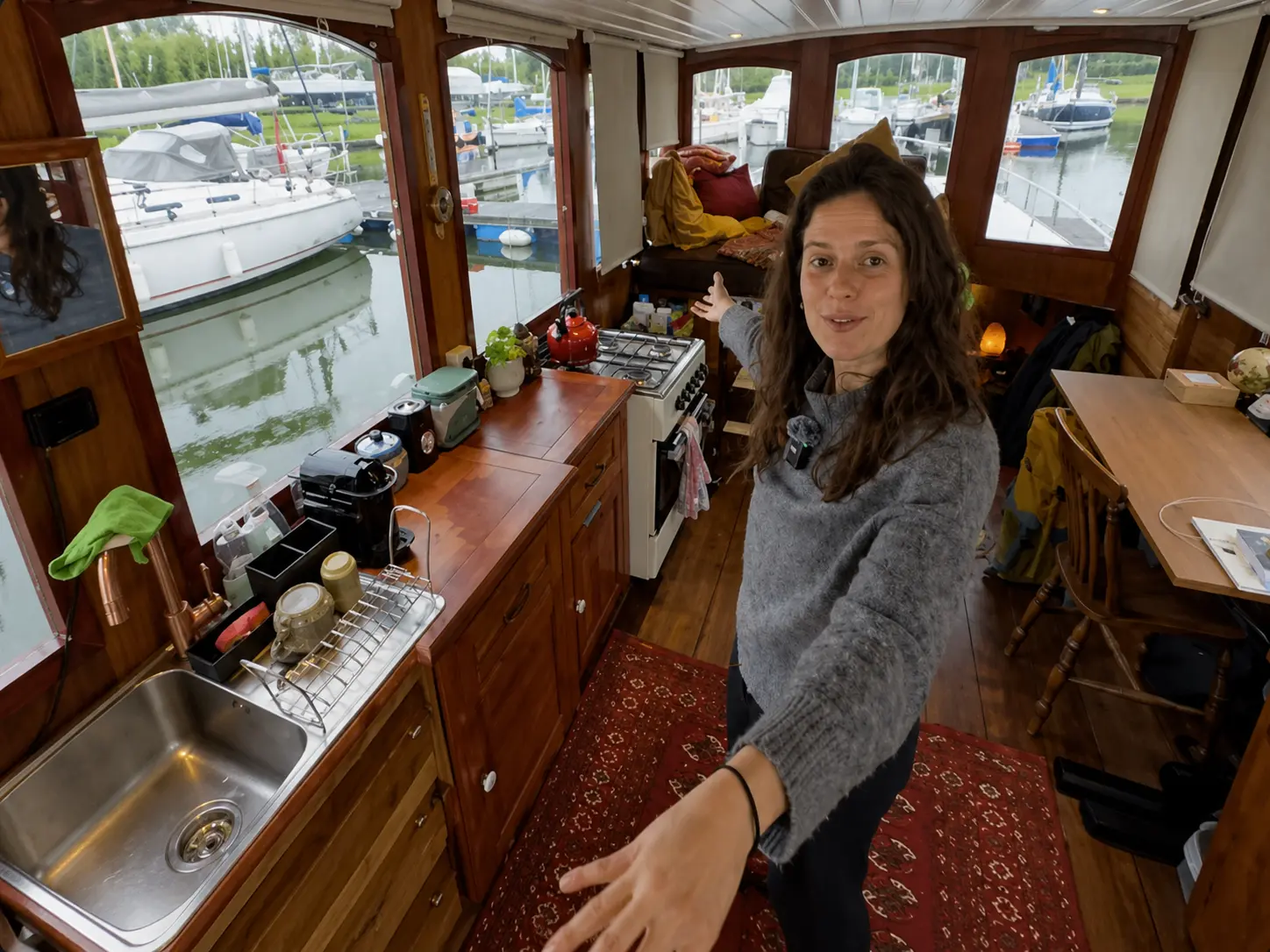 Deze jonge vrouw woont aan boord van een kleine oude boot volledig buiten het net - het interieur heeft ons echt verrast