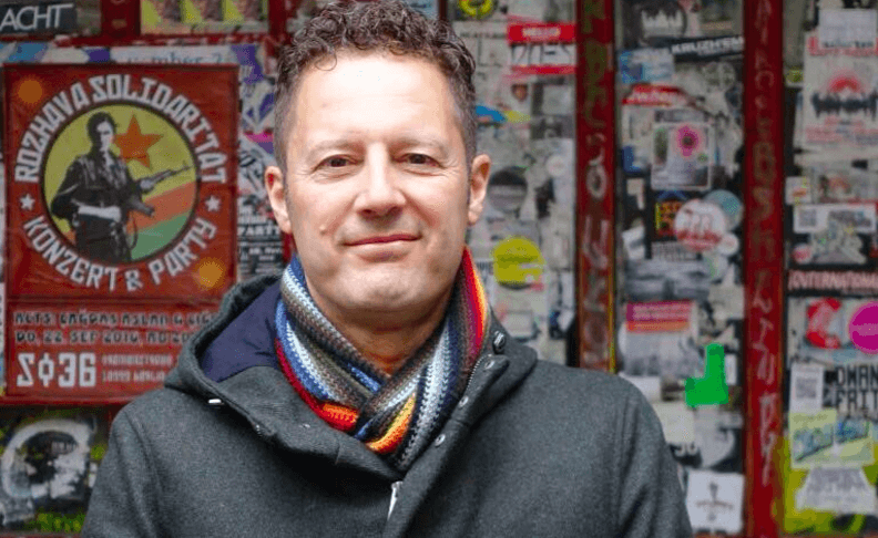 Deze man is op zoek naar zijn biologische vader, kun jij hem helpen? Bekijk de foto's en DEEL svp!