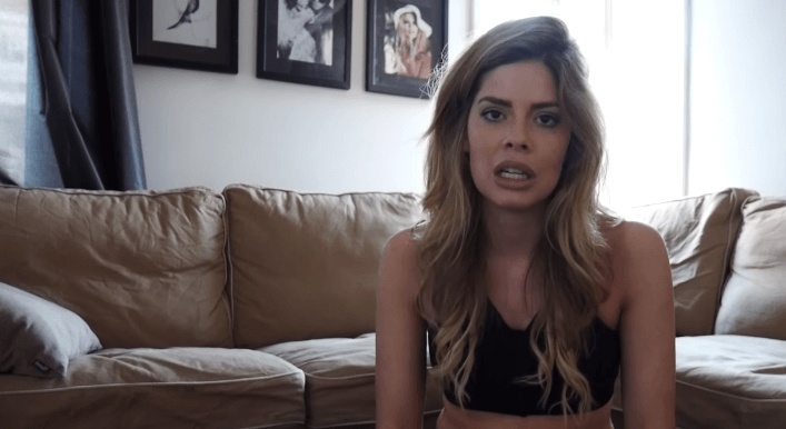 Stephanie Tency onthult de reden waarom ze vaak coltruien draagt: "Ik heb vijf jaar lang niet op mijn zij geslapen..."