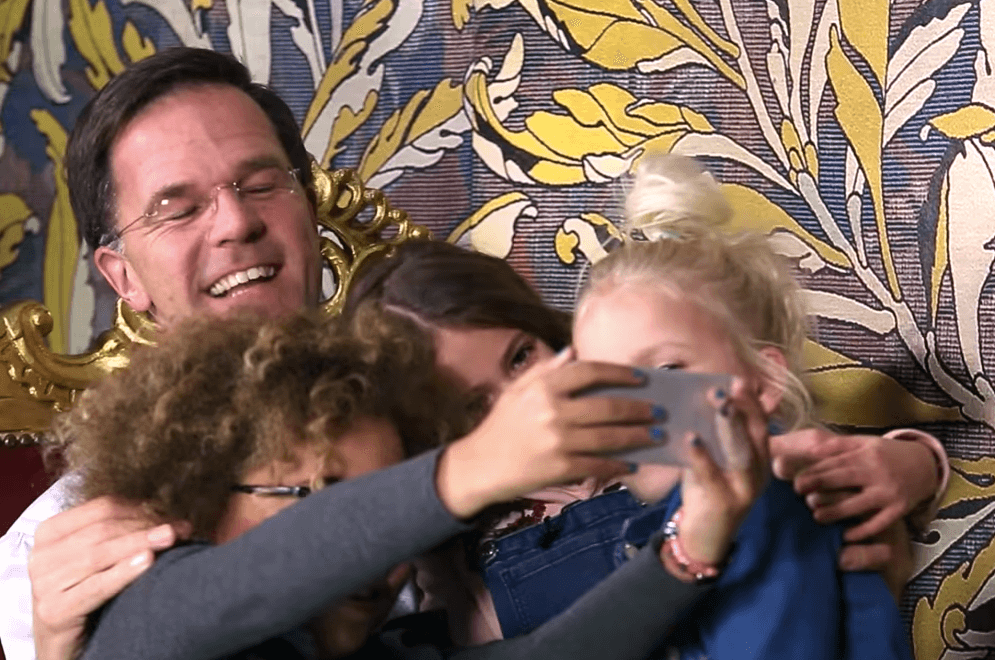 Dit is écht te schattig; jonge meisjes geven advies aan lijsttrekkers! "VVD is toch een politieke partij?"