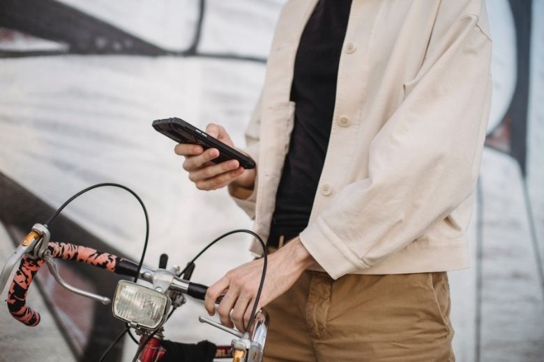 Ruim 850 boetes per week voor telefoongebruik op de fiets