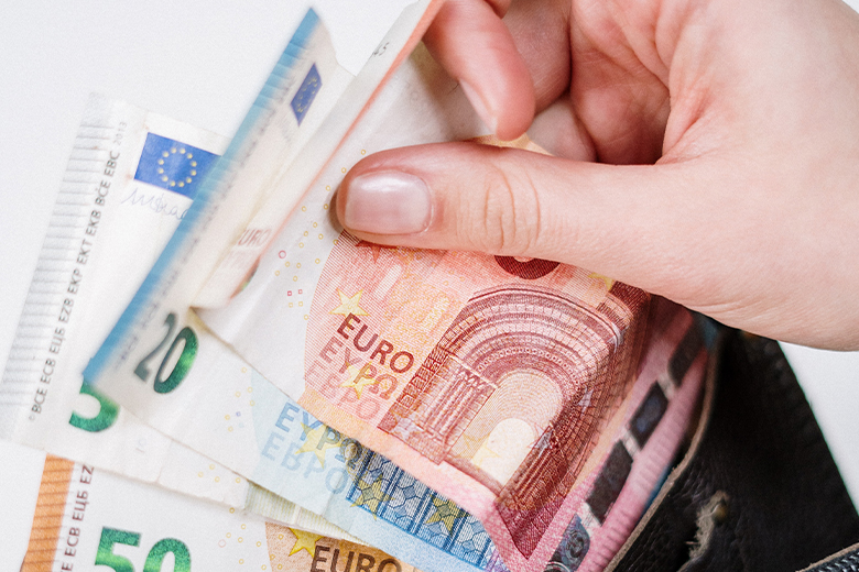 Hand op de knip: voeding en kleding zijn duurder geworden
