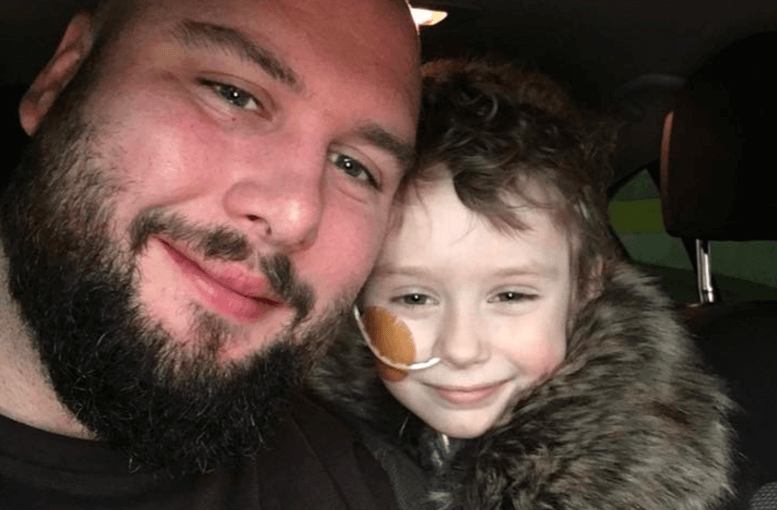 Vader verspreidt DEZE hartverscheurende foto van zijn dochter om bewustzijn te creëren voor kinderkanker