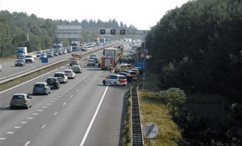 Voorbijgangers A12 filmen een dodelijk ongeval maar helpen niet. De beelden staan al online voordat de familie is ingelicht..