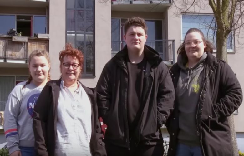 Kijkers uiten kritiek op ‘straatarm’ gezin in Steenrijk, Straatarm