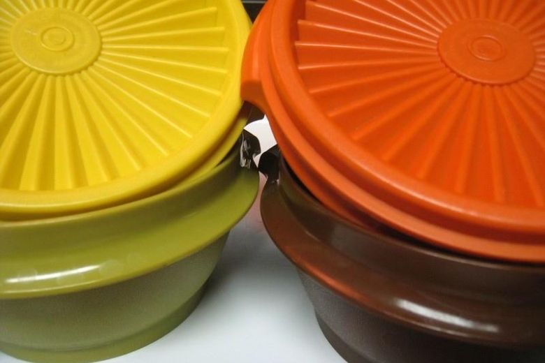 Bah, zit er bij jou ook altijd aanslag op je Tupperware-bakjes? Zó kom je daar vanaf!
