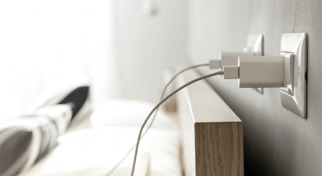 HIEROM moet je nóóit in slaap vallen met je smartphone in de oplader naast je... Levensgevaarlijk!