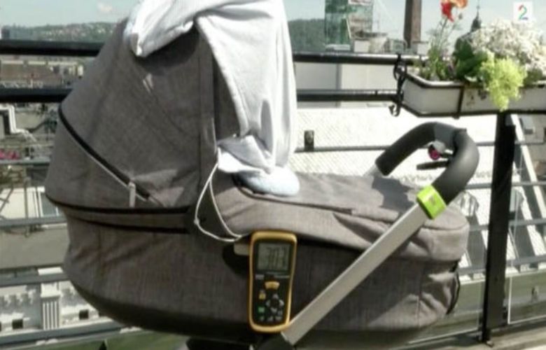 Waarschuwing: bedek nooit een kinderwagen met een dekentje tegen de zon