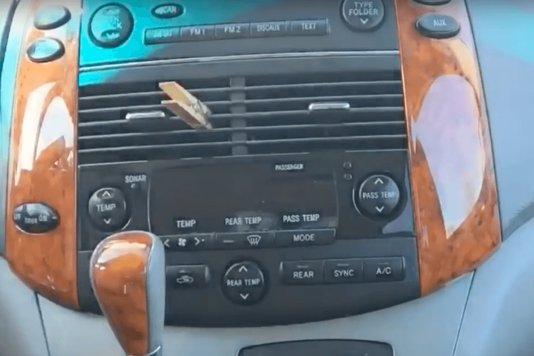 Met dit wasknijpertrucje laat je je auto fantastisch ruiken!