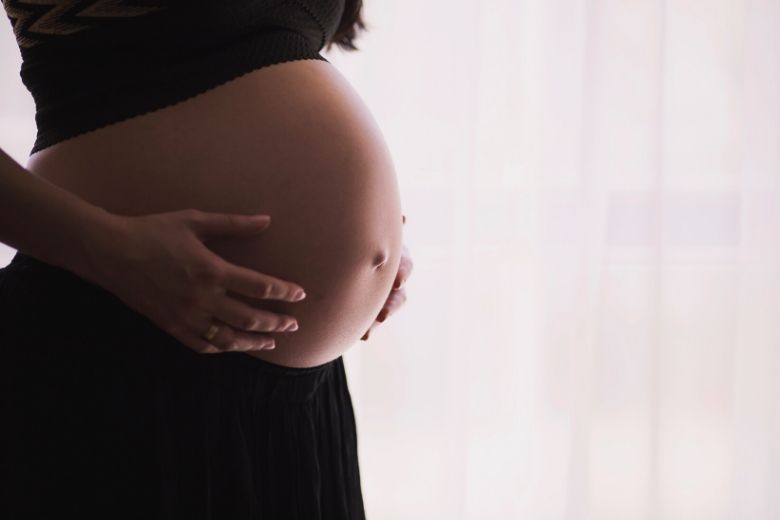 Bizar: deze zwangere vrouw dreigt met abortus als ze geen 4.000 retweets krijgt