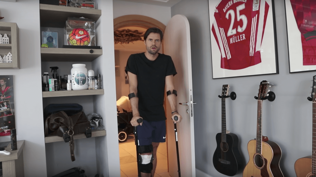 Zanger Simon Keizer baalt van gebroken knieschijf: ‘Ik voel me totaal machteloos’
