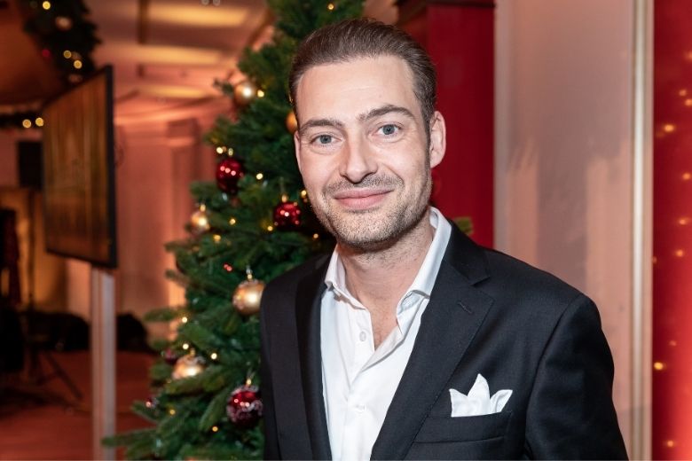 Lange Frans lapt coronaregels aan zijn laars en omhelst fans