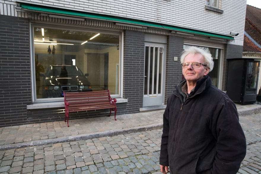 Deze Belg is zo dom nog niet! Van de gemeente kreeg hij geen vergunning voor een garage. Wat hij toen zelf deed is geniaal!