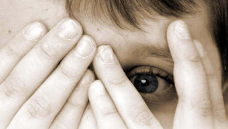 Ouders laten hun kind voor straf achter tussen de beren.. Wat een drama!