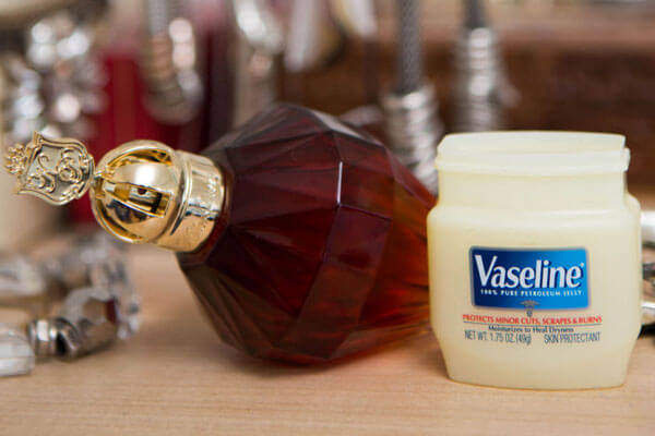 Is jouw parfum ook altijd zo snel op? Met deze tip gaat je parfumfles echt véél langer mee!
