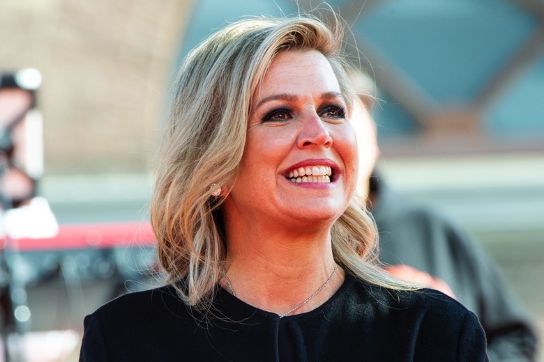 Máxima wordt 50 jaar en krijgt van PostNL velletje postzegels cadeau