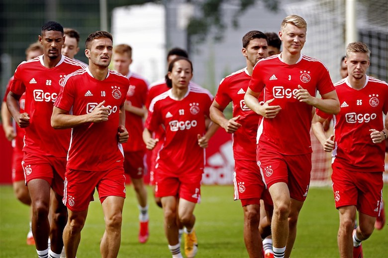 Ajax brengt eerbetoon aan Peter R. de Vries