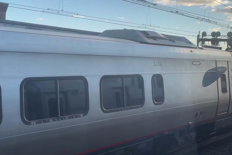 Asociale passagier wordt hard aangepakt door rest van de trein