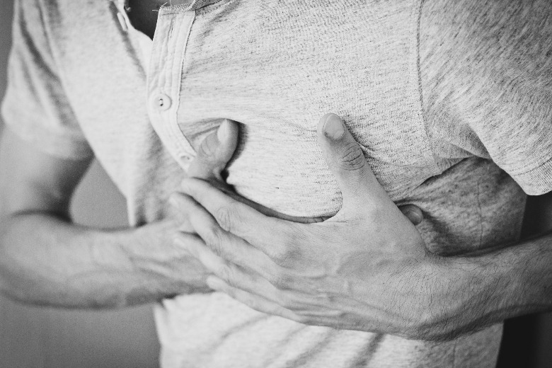 Last van pijn op de borst? Dit zijn 5 oorzaken waardoor het kan komen