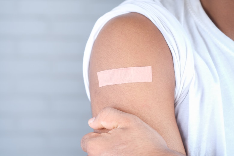 Gezwollen en pijnlijke oksels na vaccinatie: dit is waardoor dat komt